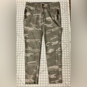 Democracy Ab Technology Women’s Size 8 Camo Skinny Jeans with Zippered Pockets